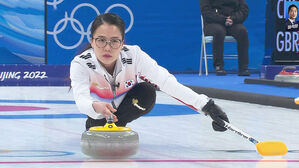 [영상] "조금만 더!" 속도가 붙지 않는 스톤&hellip;팽팽한 승부 (6엔드) (컬링 여자 예선-대한민국 vs 스위스)
