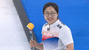 [영상] 7엔드 '시무룩'→8엔드 샷 성공한 김선영 '웃음 활짝' (8엔드) (컬링 여자 예선-대한민국 vs 스위스)