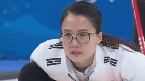 [영상] 김은정, 자신감 있는 샷 좋았는데&hellip;2점 허용하며 10엔드로 (9엔드) (컬링 여자 예선-대한민국 vs 스위스)