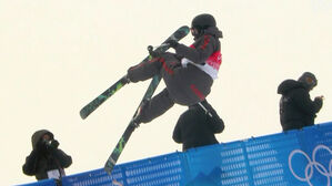 [영상] '디펜딩 챔피언' 캐시 샤프, 물 흐르는 듯한 연기 (프리스타일 스키 여자 하프파이프 예선 1차 시기)