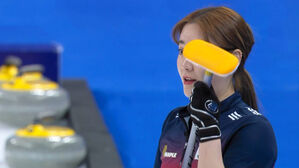 [영상] "언니들, 샷 어때요?" 투구 후 확인 받는 김초희 (4엔드) (컬링 여자 예선-대한민국 vs 스웨덴)