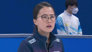 [영상] "조금만 더!" 스웨덴 스톤 제거를 위한 노력…팽팽한 양 팀 (6엔드) (컬링 여자 예선-대한민국 vs 스웨덴)