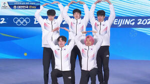 [영상] '5명이 만든 오륜과 하트!' 남자 계주 대표팀의 유쾌한 은메달 시상식 (쇼트트랙 남자 5000m 계주 시상식)