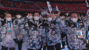 [영상] "한계에 도전했던 모두가 영웅" 국기·선수단 입장 (2022 베이징동계올림픽 폐회식)