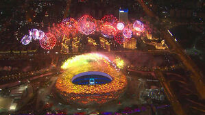 [영상] 뜨거웠던 성화 소화…베이징 수놓는 화려한 불꽃놀이 (2022 베이징동계올림픽 폐회식)