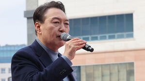 윤석열, 경기 수원 집중 유세…전직 의원 '지지 선언식' 참석