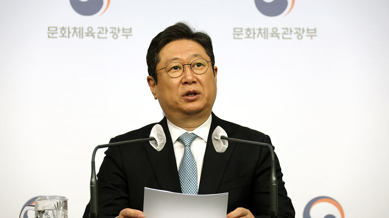 황희, 한복 논란에 "저항 못할 정도로 문화강국 돼야겠다 생각"