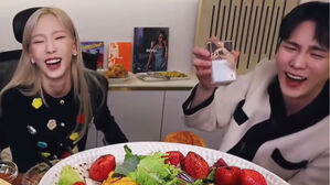 [SBS Star] Taeyeon&middot;KEY Crack Up as a Viewer Mistakes Taeyeon's Cassette Tape Album as Cigarette Pack