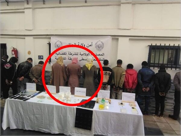 (주말용)[Pick] 경찰 피하려 '여장'까지 했는데…스카프 내리자 딱 걸렸다