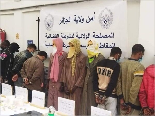 (주말용)[Pick] 경찰 피하려 '여장'까지 했는데…스카프 내리자 딱 걸렸다