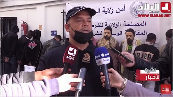 (주말용)[Pick] 경찰 피하려 '여장'까지 했는데…스카프 내리자 딱 걸렸다