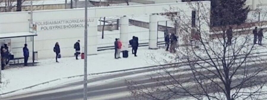 '핀란드인들이 버스 기다릴 때 줄 서는 법'. 코로나19가 발병하기 전 한국에서 한참 유행했던 사진. 거리두기를 생활 속에서 실천하고 있는 핀란드인들의 모습이 낯설고도 신기했다.