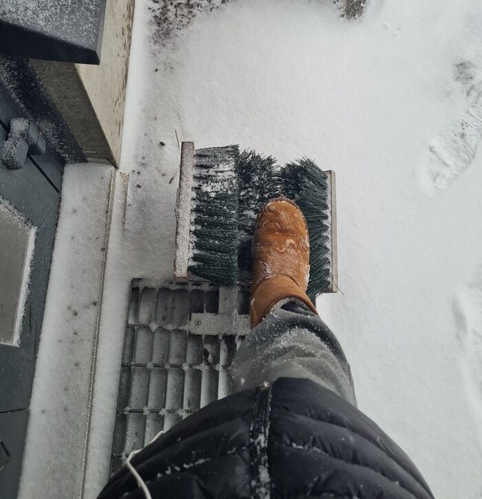 건물에 들어가기 전, 신발에 묻은 눈은 꼭 털어내기.