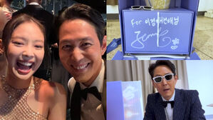 [SBS Star] Lee Jung Jae Shares a Video of Him Unboxing a Gift from BLACKPINK JENNIE