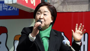 심상정, 고 노회찬 묘소 찾아 "유지대로 소신 있게 새 시대 열겠다"