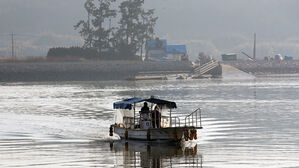 [현장] 배 타고, 휠체어 타고…소중한 주권 행사 '의지'