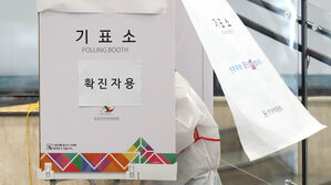 [현장] '부실' 논란 났던 확진자 투표…오늘은 어떻게?