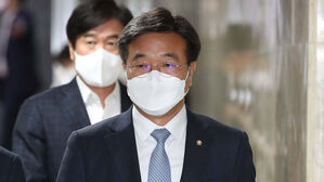 윤호중, 초 &middot; 재선 연쇄 면담&hellip;"의견 수렴 후 쿨하게 거취 결정"