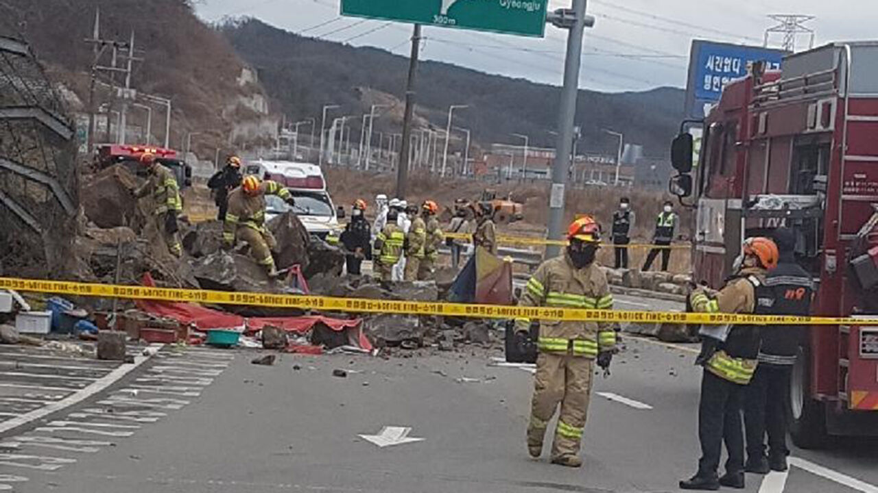 경북 경주서 산사태 발생…"매몰자 있는지 수색 중"