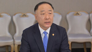 "문재인 정부 경제수장 홍남기, 국가채무 전망치 두 자릿수로 축소&middot;왜곡"