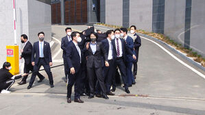 [실시간 e뉴스] 대구 사저 도착한 박 전 대통령&hellip;인사말 중 날아든 소주병