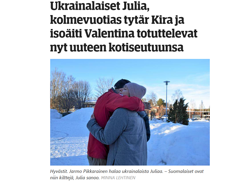 헬싱키 도착 후 한 우크라이나 난민과 포옹하는  야르모 삐까라이넨 씨. (사진=aamuposti지 온라인 뉴스 캡쳐)