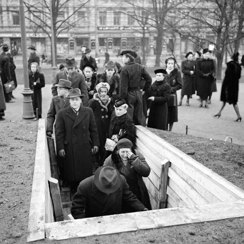 겨울 전쟁 당시 폭격으로 대피소로 이동 중인 헬싱키 시민들. (사진=SA-KUVA)