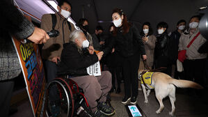 [현장] 무릎 꿇은 김예지…장애인 단체에 "대신 사과"