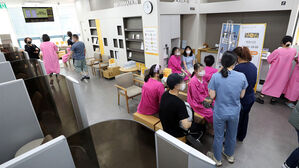 [포토] 청주 산부인과 건물 화재…은행으로 대피한 산모들