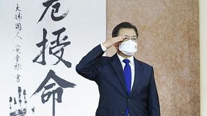 문 대통령, 준장 진급자에 삼정검 수여&hellip;군 통수권자로서 마지막 수여식