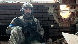 [실시간 e뉴스] 수많은 추측에 생존신고&hellip;군복에 총 든 이근 "기밀임무 수행"