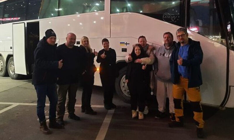 함께 도와주는 자원봉사자들과 함께. 티모 씨는 가장 왼쪽 분. (사진=티모 씨 인스타그램 캡쳐)