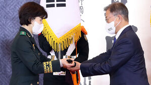 문 대통령, 준장 진급자들에 "정부 교체기 안보 공백 없도록 만전"