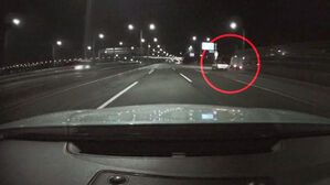 강변북로 진출로서 화물차 5m 아래로 추락…2명 사상