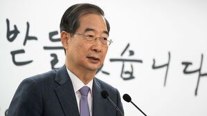 한덕수 "협치 &middot; 통합, 중요한 정책요소&hellip;혼신의힘 다하겠다"