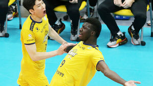 케이타, 트리플크라운 맹폭&hellip;KB, 한전 꺾고 창단 첫 챔프전 진출