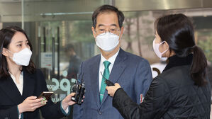 한덕수 첫 출근&hellip;론스타 의혹 질문에 "사적으로 관여한 바 없다"