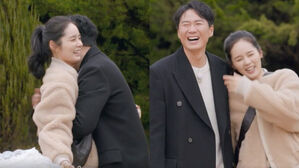 [SBS Star] Han Ga In ♥ Yeon Jung-hoon Hug & Kiss on Air for the First Time