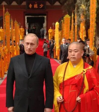 지난 2006년 러시아 푸틴 대통령의 소림사 방문 당시 푸틴 대통령과 나란히 선 소림사 방장 스융신 (출처=바이두)