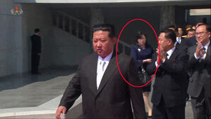 최근 김정은 공개활동 때 등장한 의전 '뉴페이스' 여성 (사진=조선중앙TV 화면, 연합뉴스)