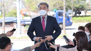 [취재파일] 국방장관 후보의 거짓, 하루 만에 탄로&hellip;"규정 어기고 정치 활동"