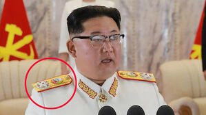 '대원수 계급장' 추정 견장 단 김정은 (사진=조선중앙통신, 연합뉴스)