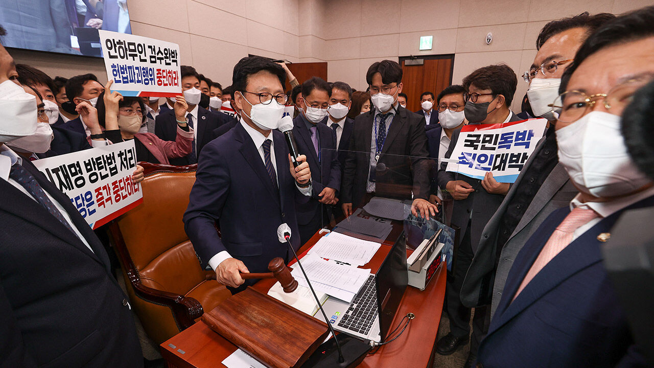 법사위 전체회의에서 검수완박법 통과를 선포하고 있는 박광온 법사위원장 (사진=연합뉴스)