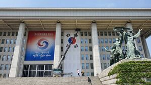 국회의사당에 설치된 '제20대 대통령 취임식' 문구와 태극기 (사진=국회사진기자단, 연합뉴스)