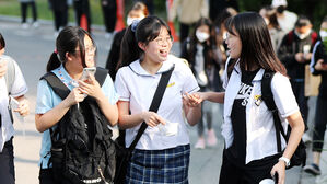 [포토] "마스크 해방!" 홀가분한 등굣길…2년 만에 떠나는 수학여행