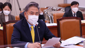 박진, 장남 도박사이트 근무 의혹 관련 "합법적 게임 기업"