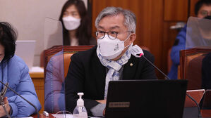 "조국 아들 인턴 확인서 허위"…최강욱 2심도 의원직 상실형