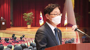 신임 검사 임관식, 법무장관 &middot; 검찰총장 대행 '상반 입장'