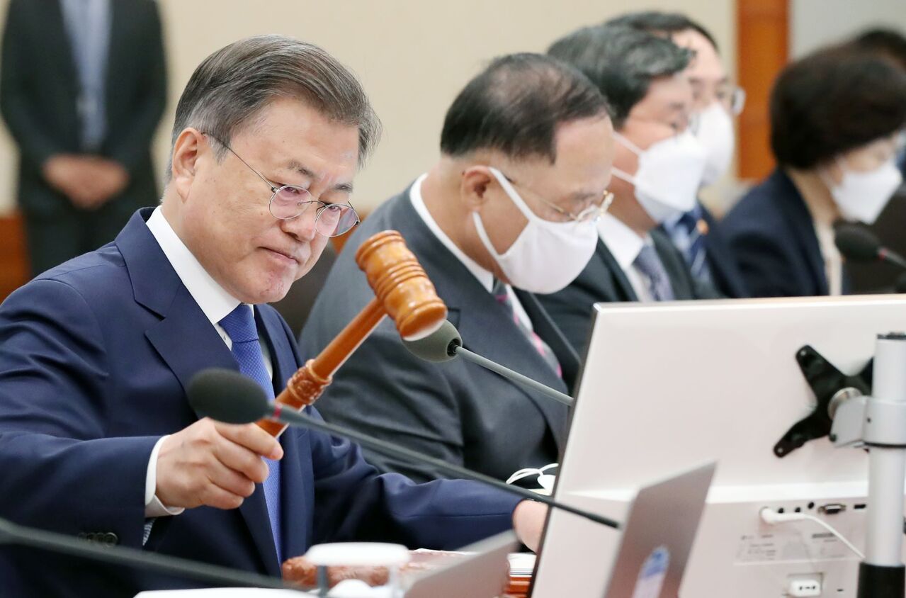 국무회의 의사봉 두드리는 문재인 대통령