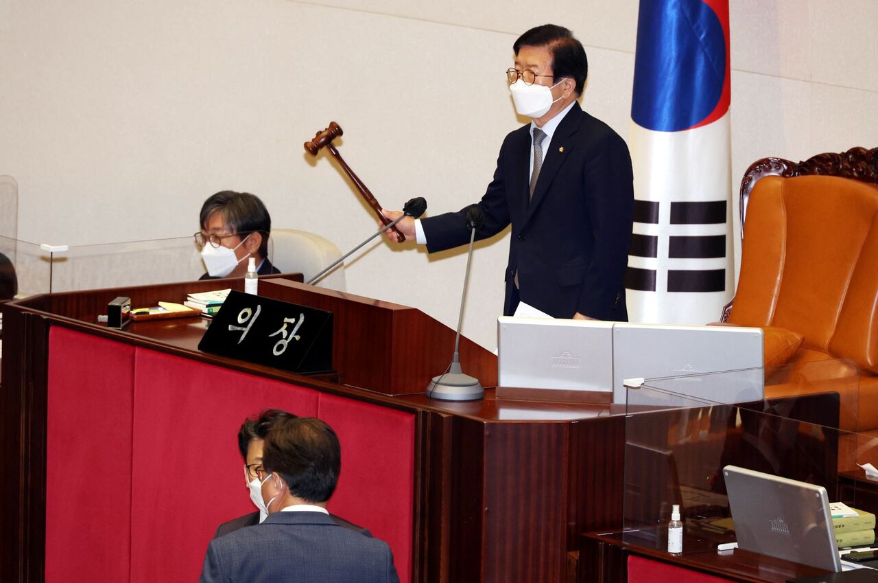 의사봉 두드리는 박병석 국회의장